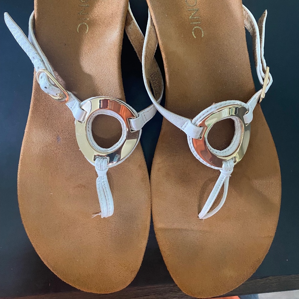 White Vionic Karina heeled sandal with gold trim, Size 8.5 Like new!